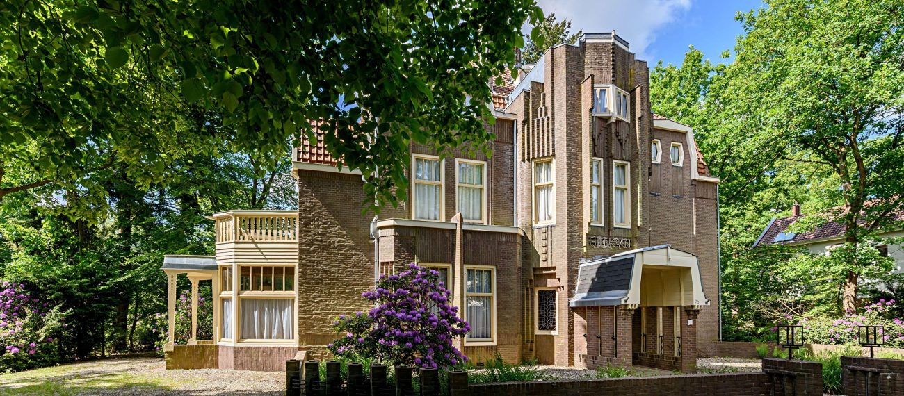 Villa Eikenhoven Driebergen: gerestaureerde baksteenarchitectuur met erker, balkons en entreekap