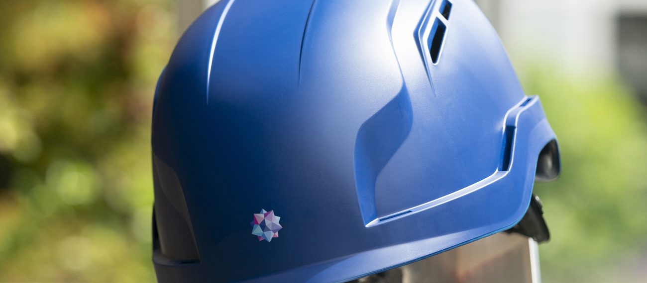 VB Groep logo op blauwe bouwhelm op een stijger