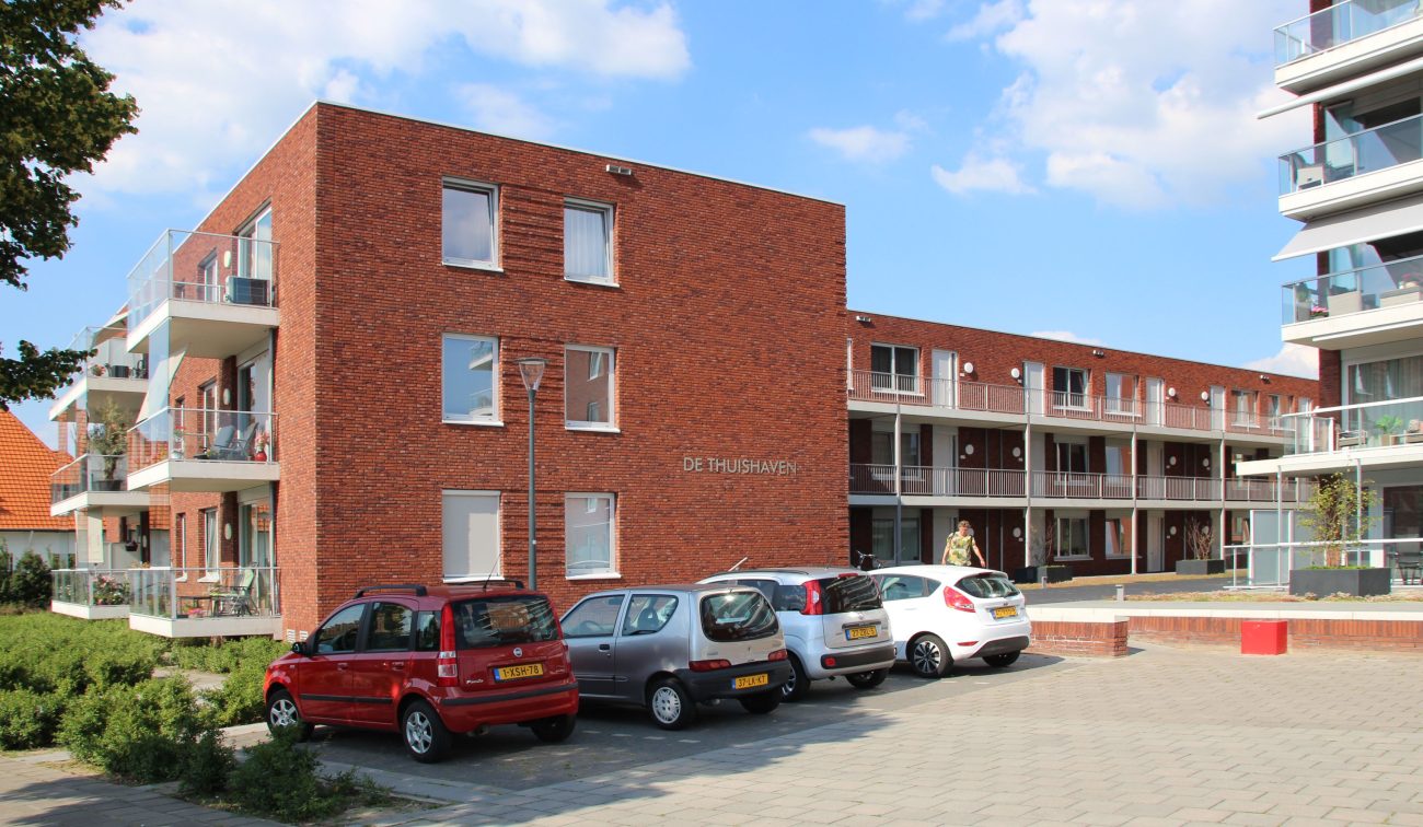 Parkeerplaats met auto’s bij de nieuwbouwappartementen op het HIVA-terrein in Son, onderdeel van het moderne woonproject aan het water.