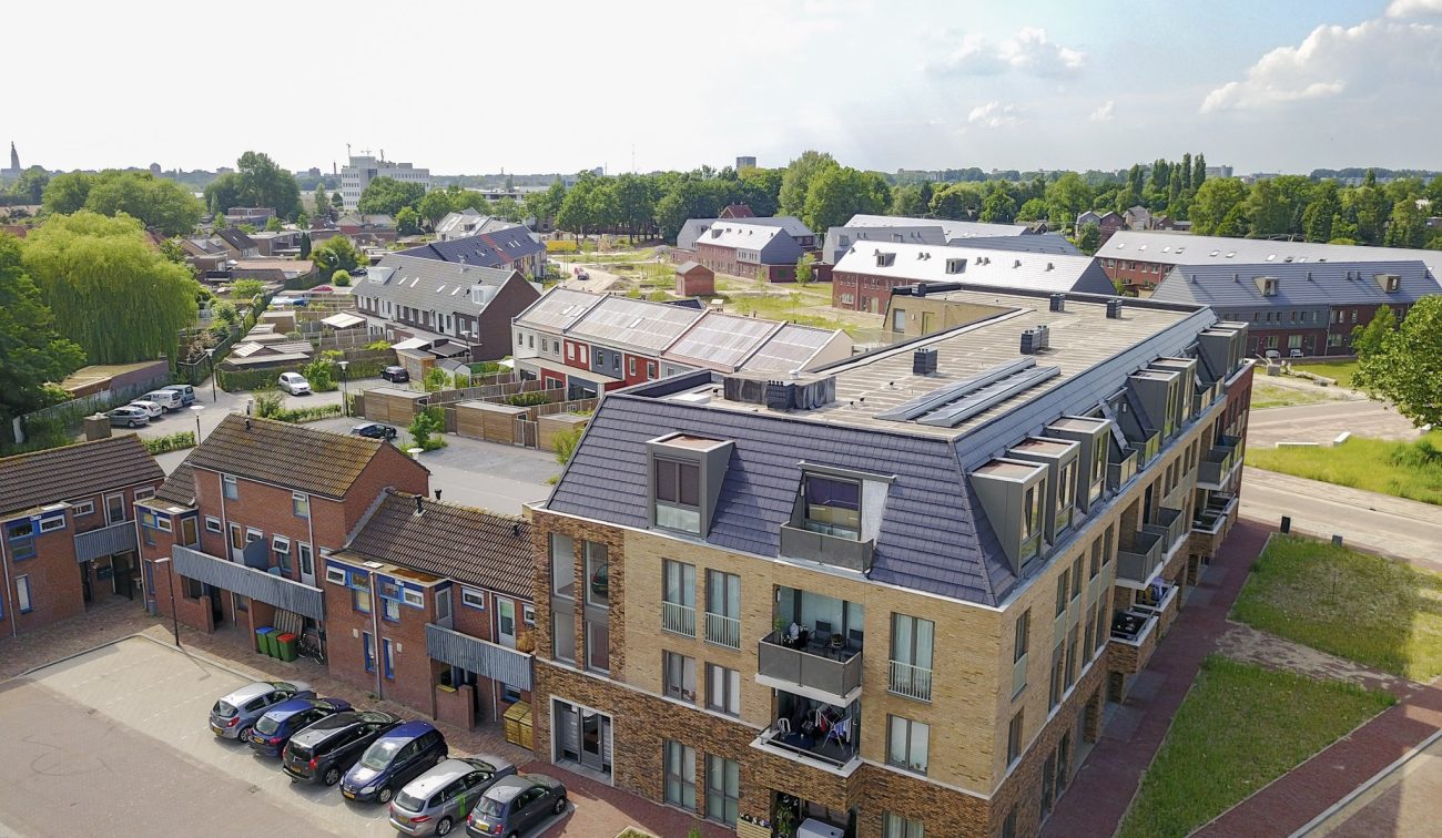 De Driesprong Breda: appartementen met balkons en mansardedak, baksteenmix, luchtfoto woonwijk ruim.