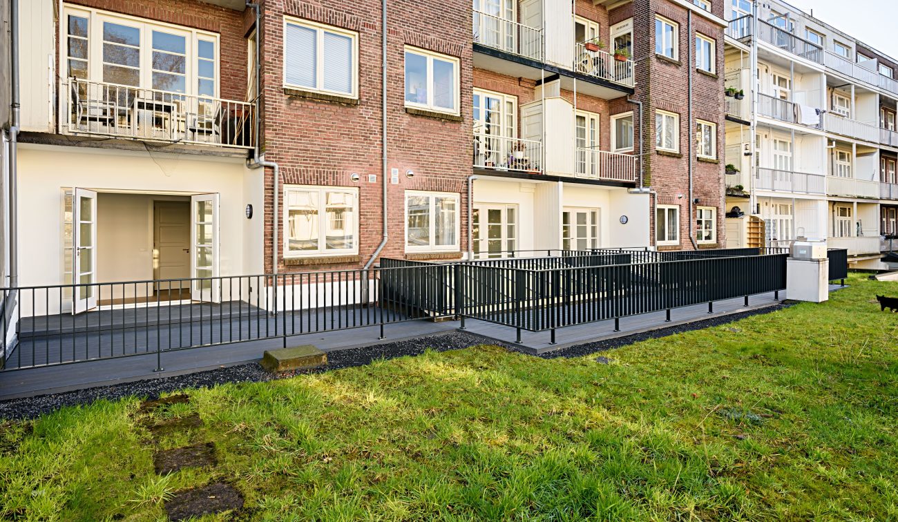 enovatie Amsterdam-Zuid: bakstenen achtergevel met nieuwe terrassen, hekwerk en openslaande deuren