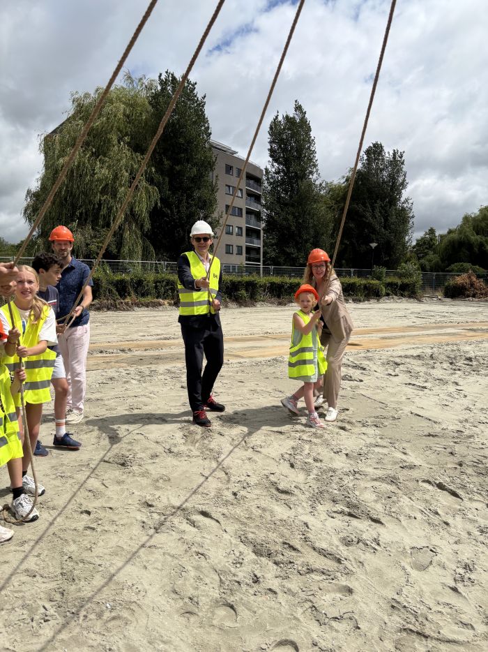 Persfoto 1 Eerste paal Montessorischool Maassluis