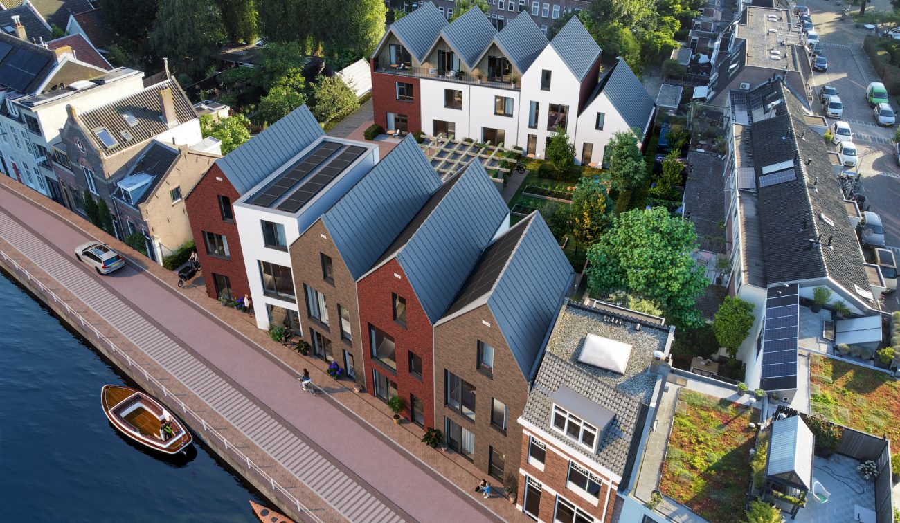 Impressie Stadsgeluk Utrecht – nieuwbouw rijwoningen aan de gracht met variërende baksteengevels, zadeldaken, zonnepanelen en groene binnentuin.