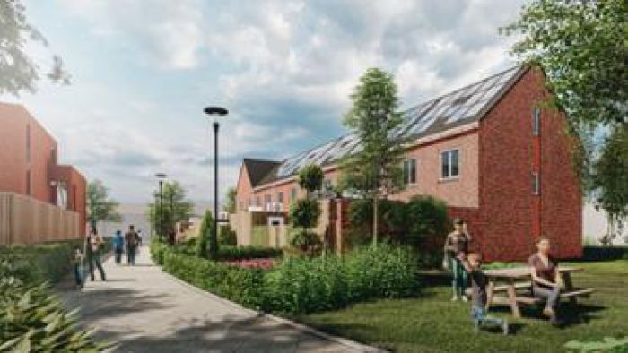 Impressie rijwoningen – rood baksteen met zadeldak en zonnepanelen, groene hof met voetpad en spelende kinderen