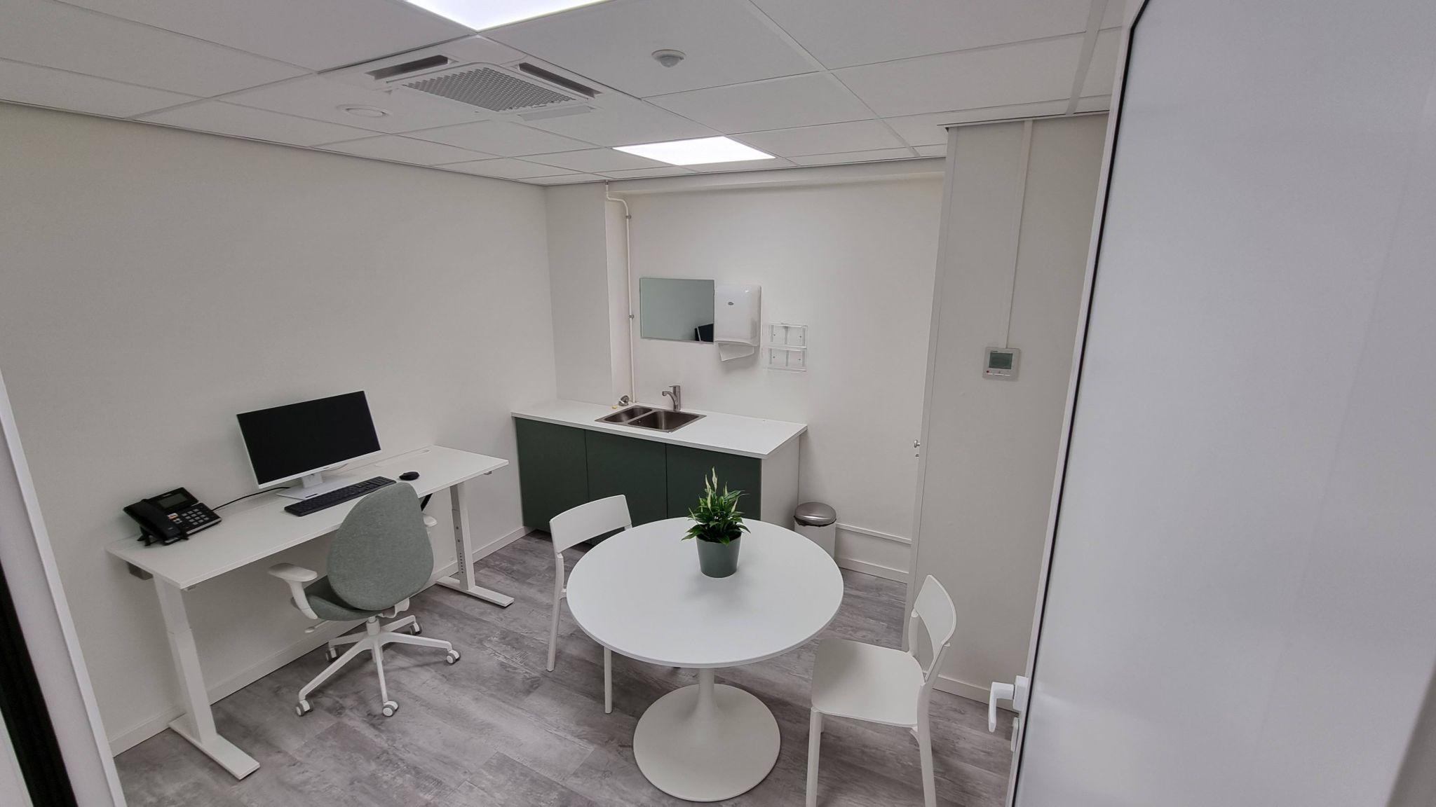 Afbeelding van een spreekkamer bij de huisarts