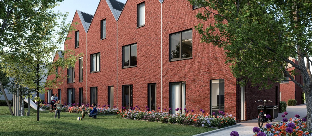 Impressie Stadsgeluk Utrecht – moderne grachtenwoningen met variërende baksteen- en witte gevels, grote ramen en zadeldaken aan de kade, met passerende sloep.