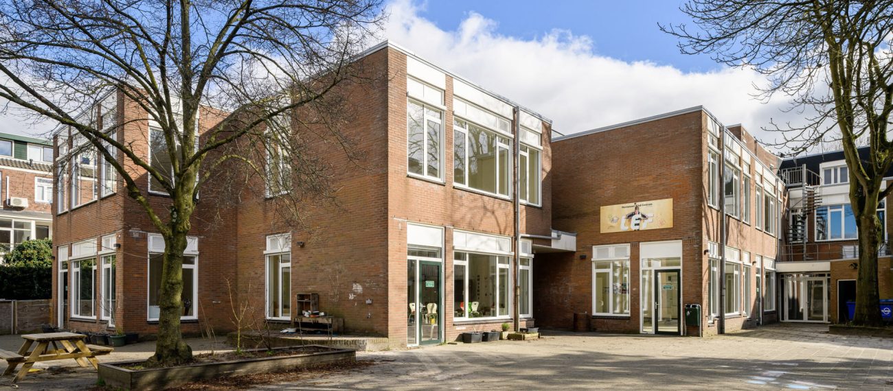 Renovatie Kindcentrum LEF Utrecht – opgefrist schoolcomplex met vernieuwde entrees en puien, behoud van bakstenen gevels en veel daglicht aan het centrale schoolplein.