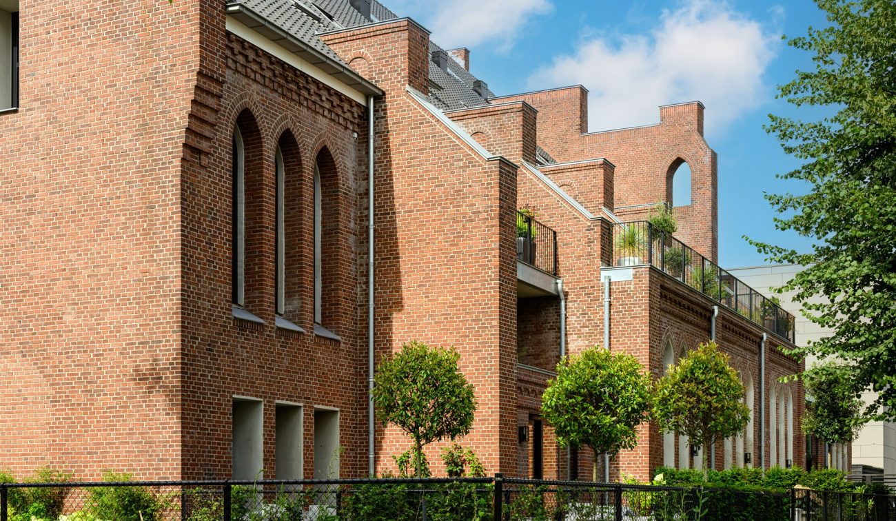 Zijaanzicht van De Antonius in Valkenswaard, aan de kant zonder balkons, vastgelegd tijdens de transformatie van het gebouw.