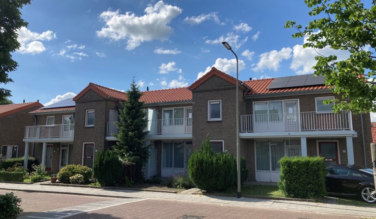 Straatfoto van de Rootstraat in Oss waarop de woningen zichtbaar zijn die worden aangepakt tijdens het groot onderhoudsproject.