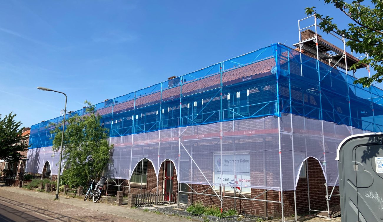 Huis aan de Rootstraat in Oss in steigers, vastgelegd tijdens de uitvoering van het groot onderhoudsproject.