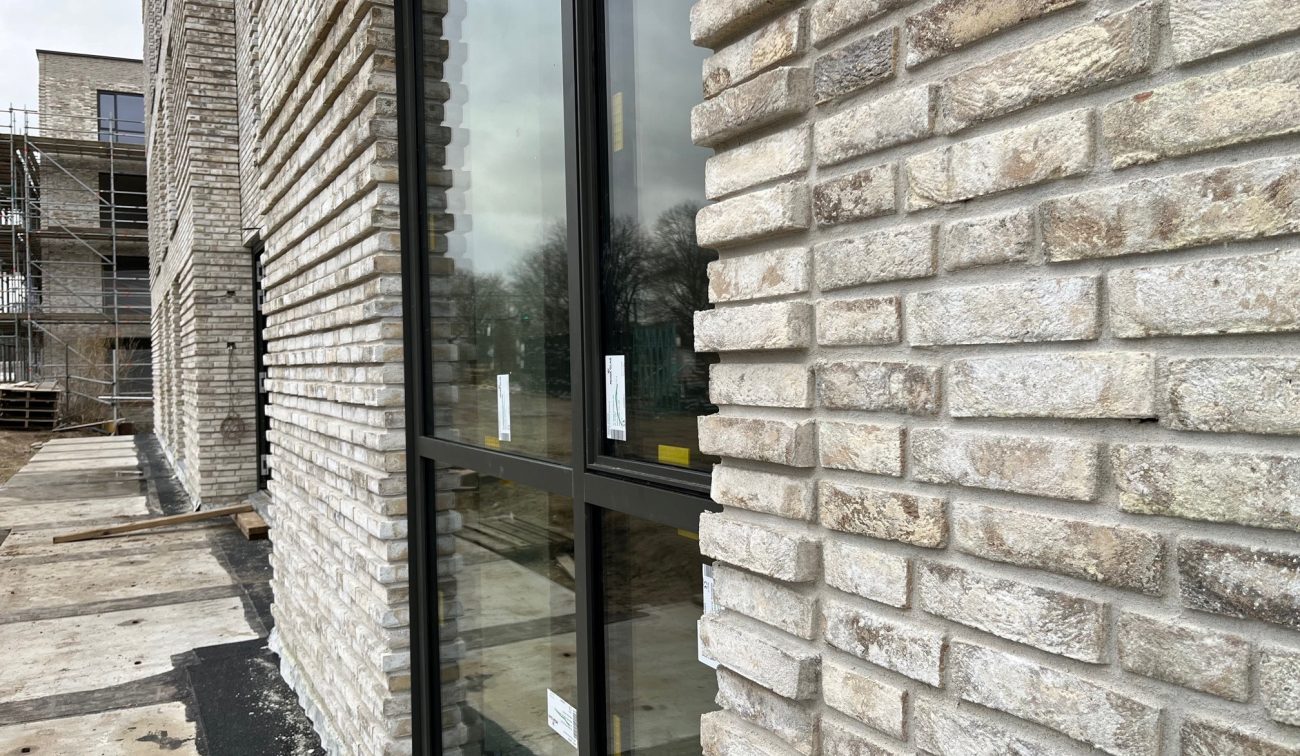 Bakstenen gevel van het nieuwbouwproject De Jonkvrouw in Geldrop, onderdeel van het appartementencomplex in moderne stijl.