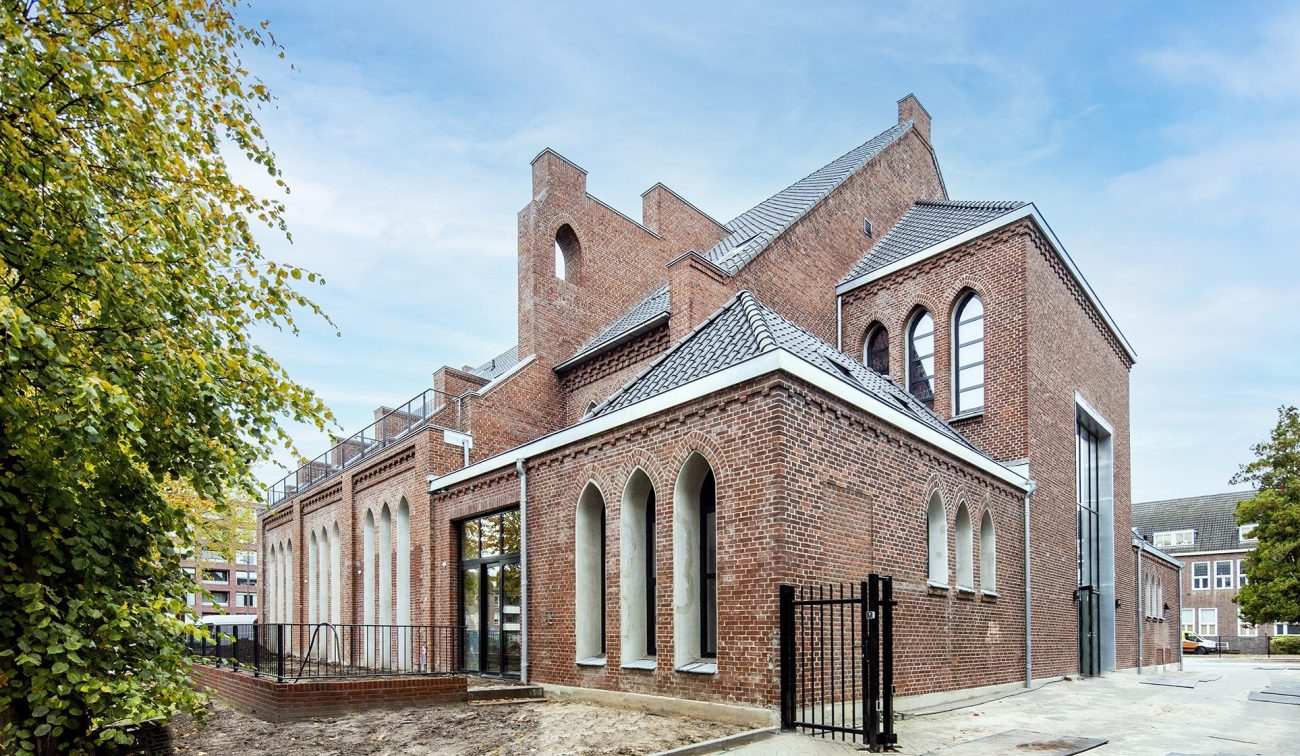 Zijaanzicht van De Antonius in Valkenswaard, aan de zijde zonder balkons, vastgelegd tijdens de verbouwing van het gebouw.