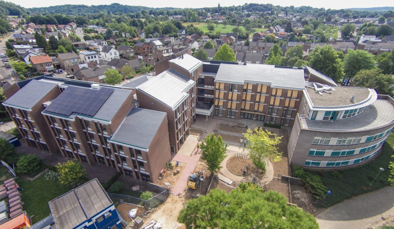 Beukeloord Meerssen na transformatie, zorgcomplex met zonnepanelen en binnenterrein.