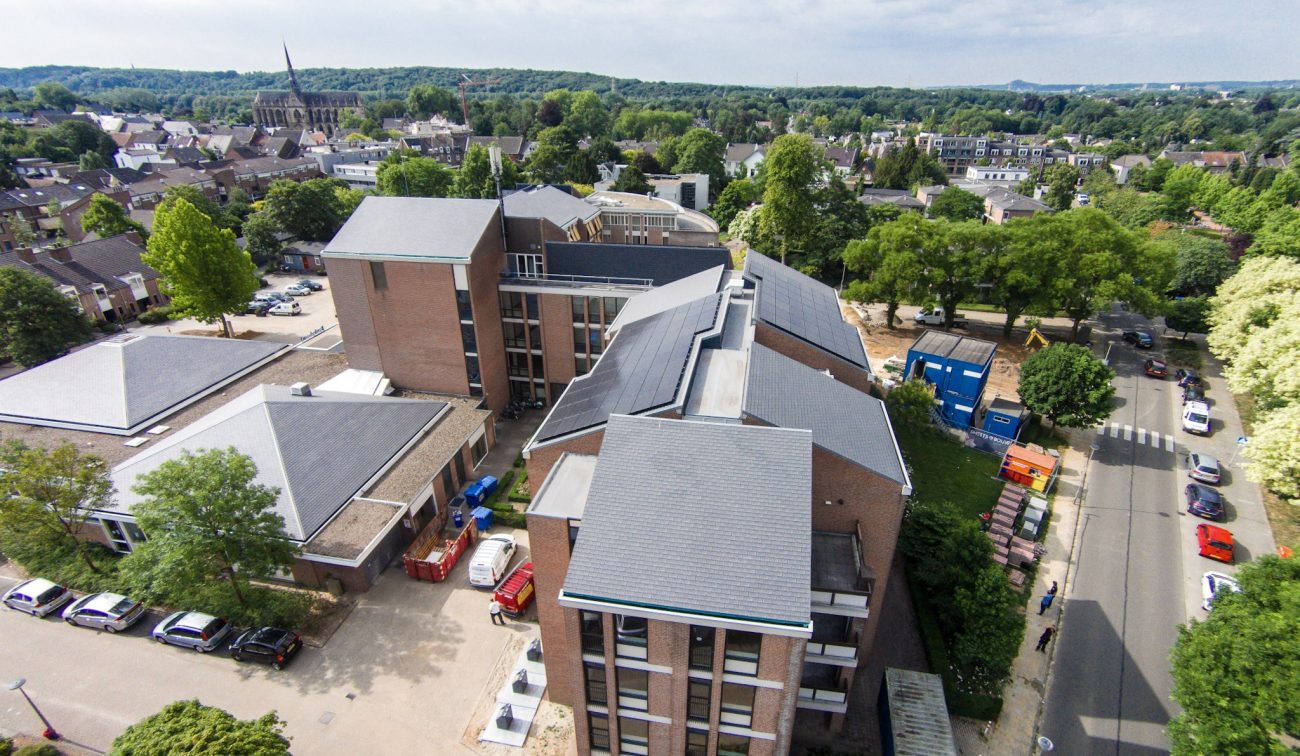 Beukeloord Meerssen na transformatie, luchtfoto met vernieuwde daken en zorgvleugels aan bomenrijke straat.