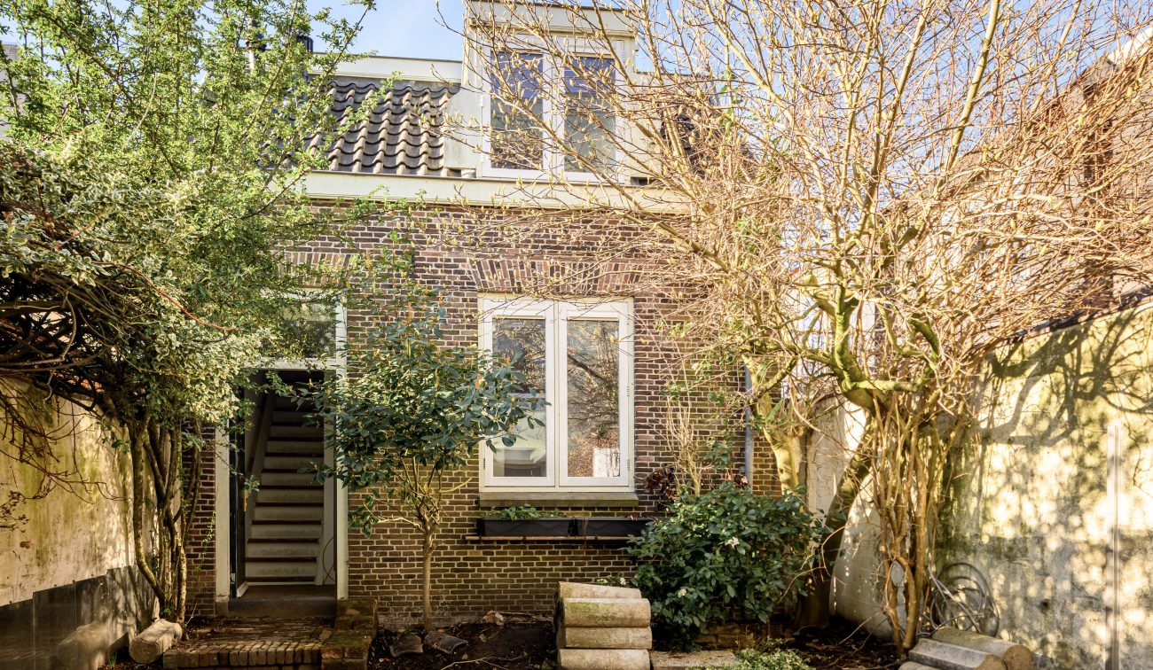 Transformatie Lijnmarkt & Visschersplein Utrecht – achtergevel met dakkapel, buitentrap en stadstuin.