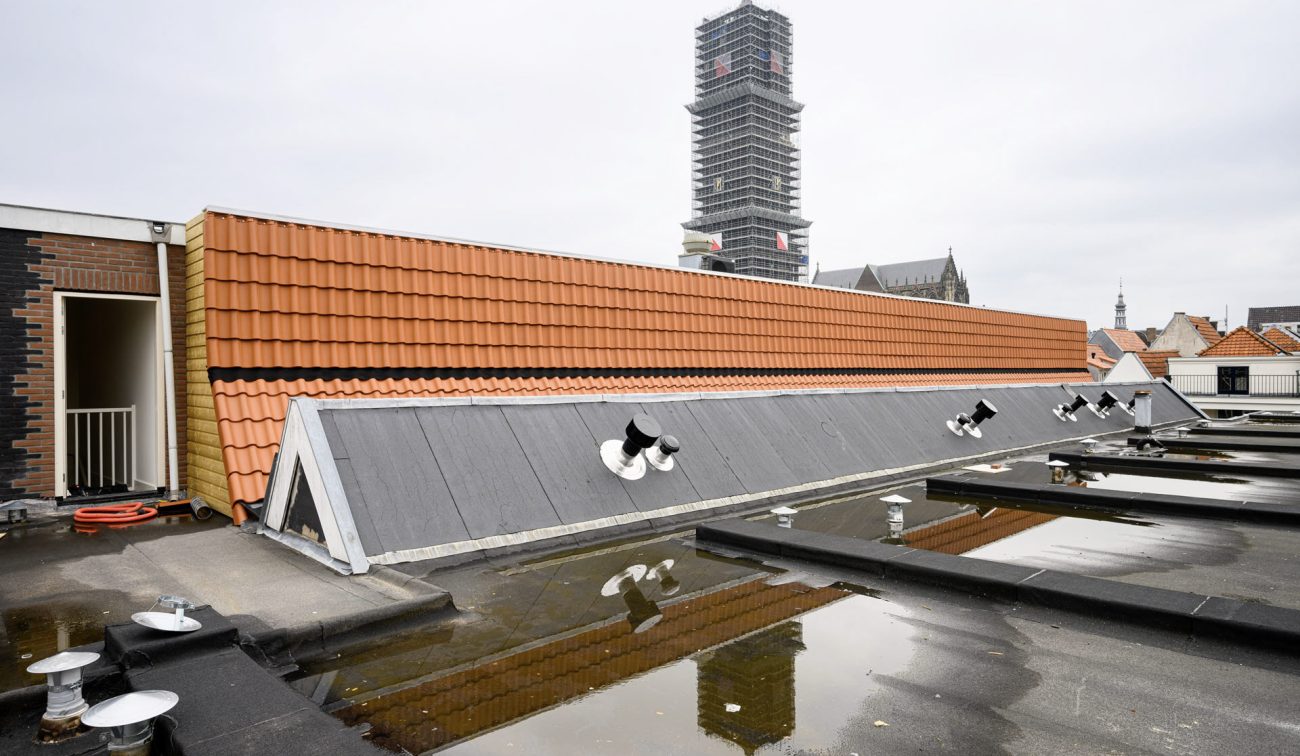 Transformatie Lijnmarkt & Visschersplein Utrecht – dakterras met nieuw pannendak en zicht op de Domtoren.