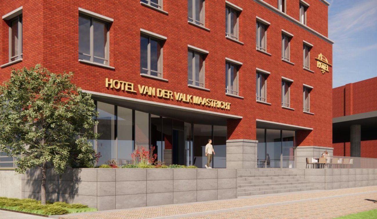 Impressie entree Hotel Van der Valk Maastricht met rode baksteen en gouden gevelletters