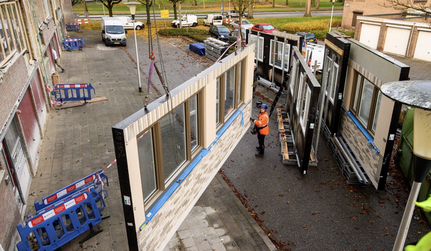 Prefab kozijnen voor de Prontoflats Helmond – hijsen en positioneren van nieuwe gevelelementen tijdens groot onderhoud.