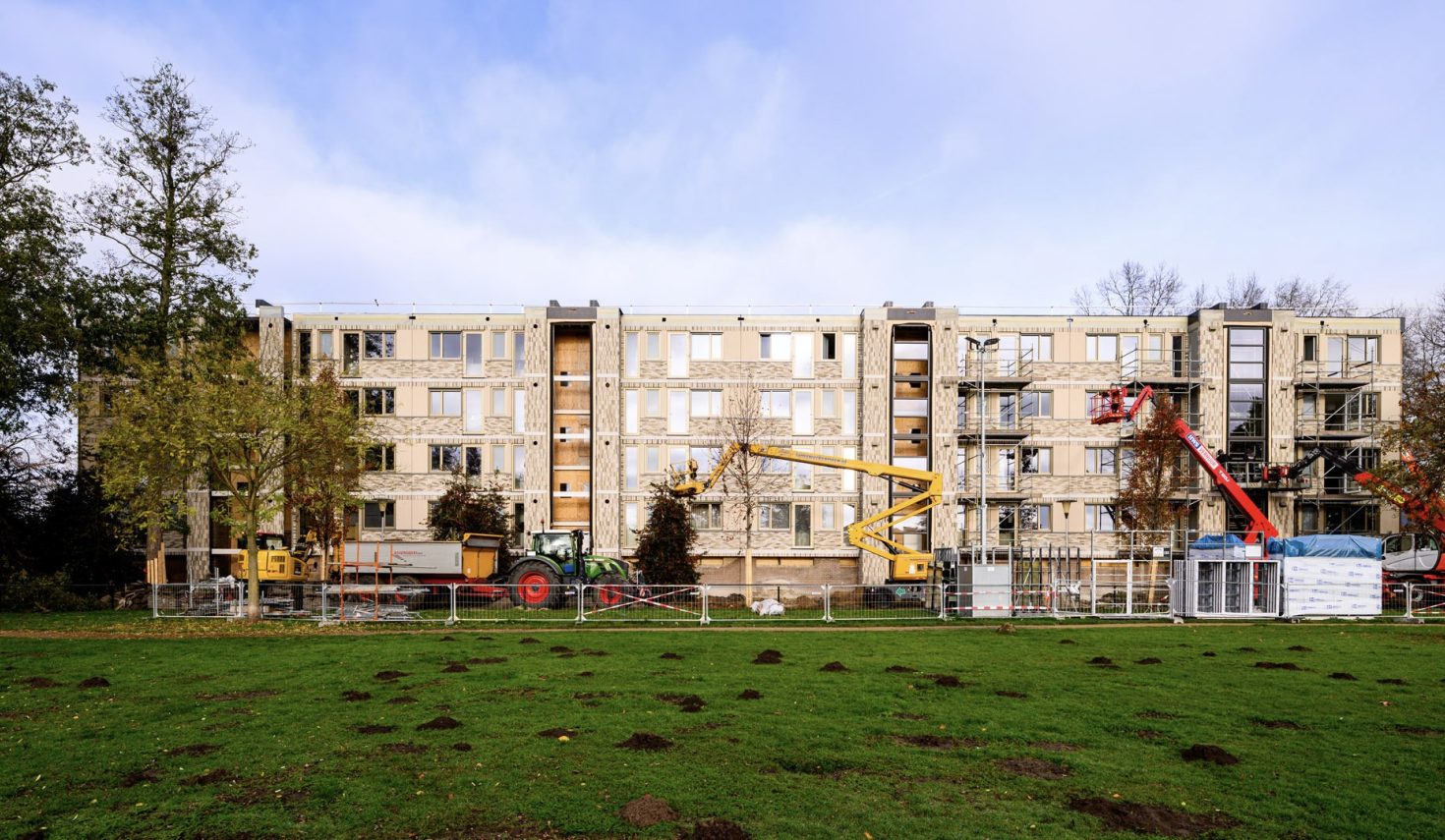 Groot onderhoud Prontoflats Helmond – renovatiewerkzaamheden aan appartementenflat met steigers, hoogwerkers en vernieuwde gevels.