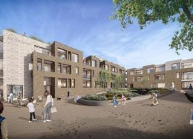 Impressie An d’r Maat Simpelveld: bakstenen woonblokken met balkons rond groen, pleintje met terrassen