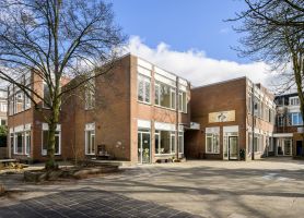 Renovatie Kindcentrum LEF Utrecht – opgefrist schoolcomplex met vernieuwde entrees en puien, behoud van bakstenen gevels en veel daglicht aan het centrale schoolplein.