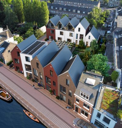 Impressie Stadsgeluk Utrecht – nieuwbouw rijwoningen aan de gracht met variërende baksteengevels, zadeldaken, zonnepanelen en groene binnentuin.