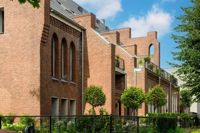Zijaanzicht van De Antonius in Valkenswaard, aan de kant zonder balkons, vastgelegd tijdens de transformatie van het gebouw.