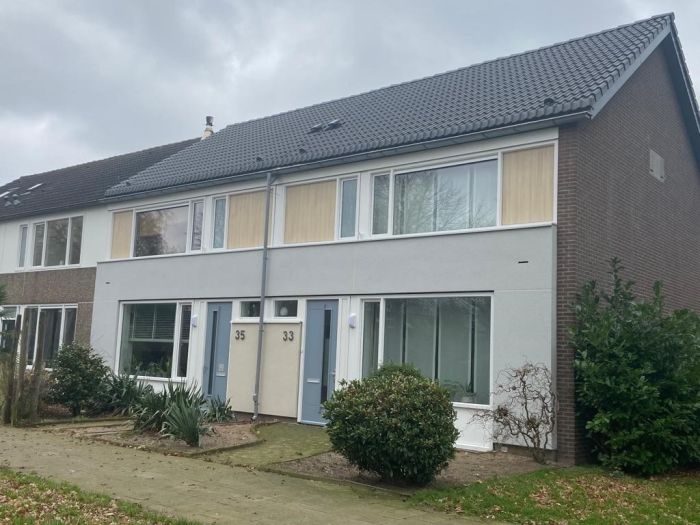 Straatfoto van de Herculesstraat in Rosmalen met vernieuwde woningen en groen na afronding van het groot onderhoudsproject.