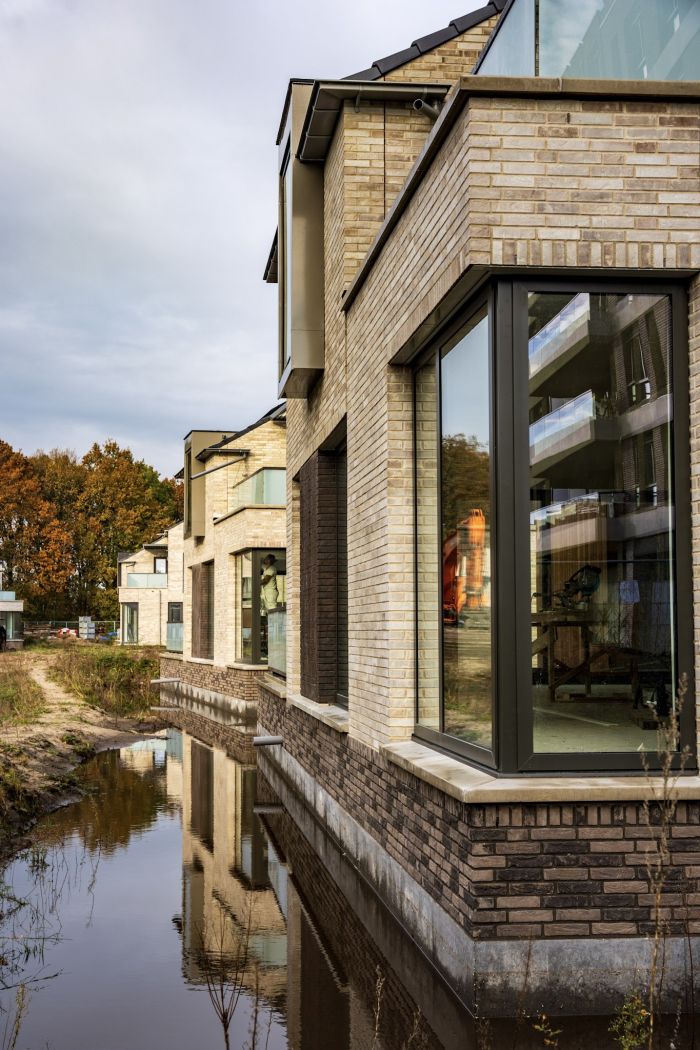 Impressie van moderne nieuwbouwappartementen in project Wilhelminahaven Oosterhout, gelegen aan het water, met duurzame materialen en eigentijdse architectuur.
