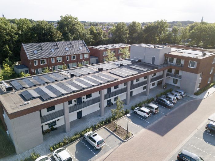 Luchtfoto van de nieuwbouwappartementen in Vogelsanck, Gemert, met focus op de hoofdentree van het complex en de directe omgeving.