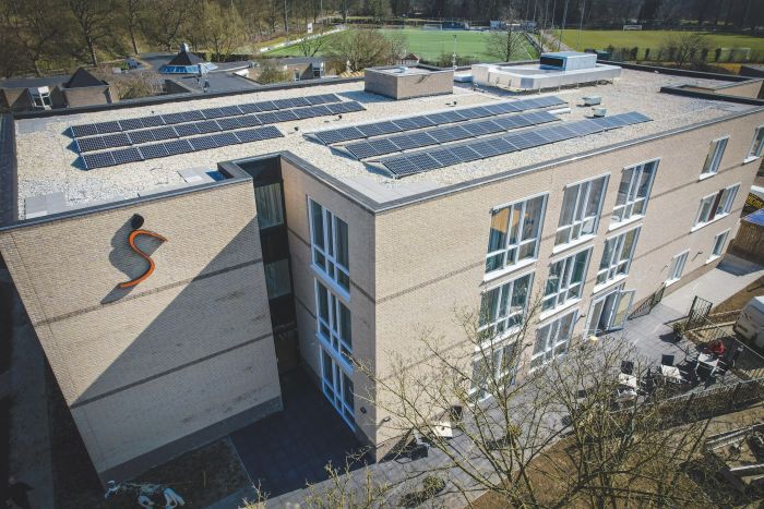 Zorgcomplex Valkenheim Valkenburg met lichte baksteen, grote ramen en zonnepanelen op dak.