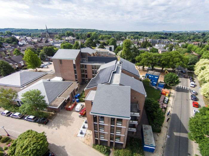Beukeloord Meerssen na transformatie, luchtfoto met vernieuwde daken en zorgvleugels aan bomenrijke straat.