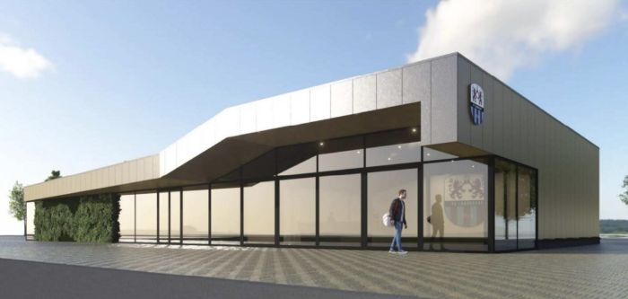 Impressie clubgebouw FC Landgraaf: modern paviljoen met uitgesneden daklijn en glazen hoekgevel