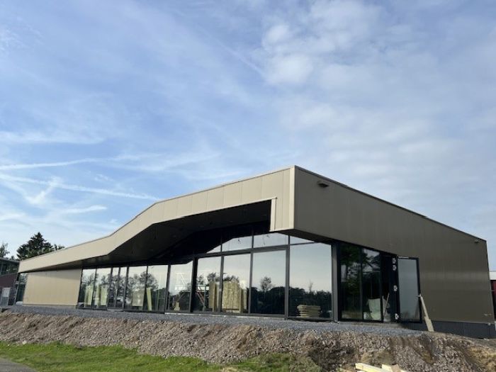 Nieuwbouw clubgebouw FC Landgraaf: modern paviljoen met grote glasgevels en uitgesneden daklijn