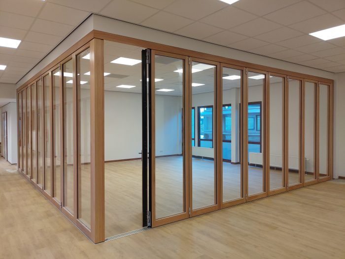 Glazen wand in een leslokaal in een schoolgebouw