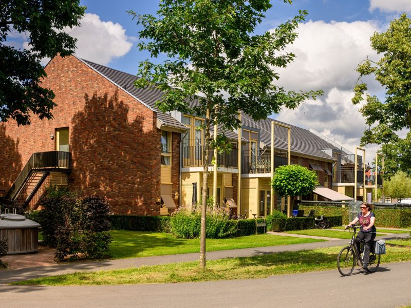 Nieuwbouwappartementen in Kloostervelden in Sterksel met moderne bakstenen gevel, groene buitenruimte en fietspad op de voorgrond.