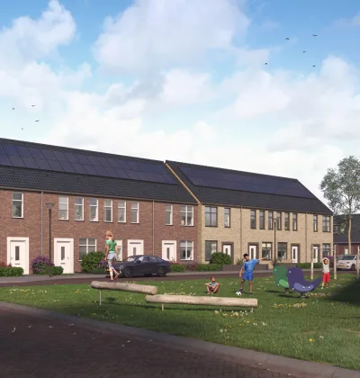Rijwoningen met zonnepanelen aan groen speelveld met spelende kinderen